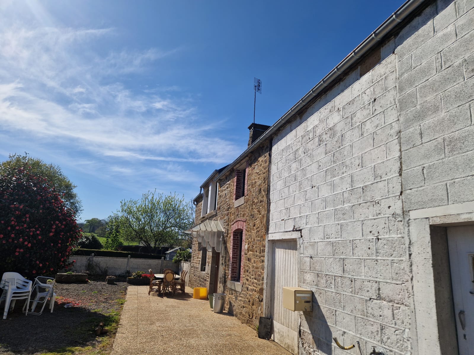 Vue extérieure du gîte Chez Pépé Lucien à Tirepied-sur-Sée