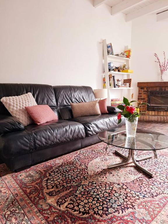 Salon confortable avec poêle à bois au gîte Chez Pépé Lucien